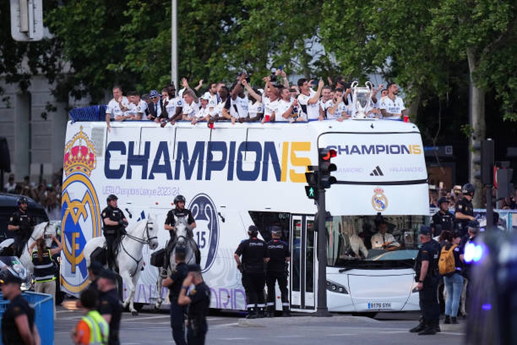 Biển người đổ ra đường ăn mừng cúp vô địch Champions League của Real Madrid - 1 Biển người đổ ra đường ăn mừng cúp vô địch Champions League của Real Madrid - 1