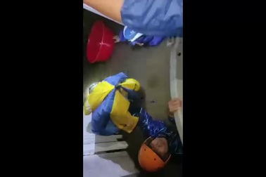 Lực lượng cứu hộ di dời người già và trẻ em ra khỏi vùng ngập