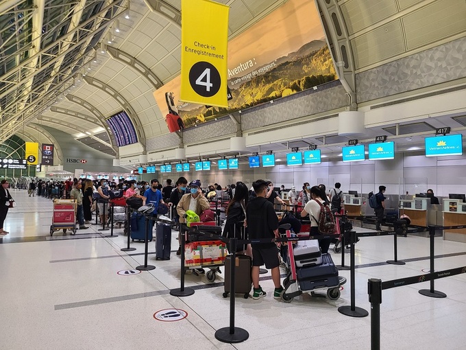 Hành khách làm thủ tục tại sân bay Toronto Pearson.