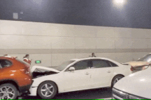 Hi hữu 12 ô tô đâm dồn toa nằm thẳng tắp trên đường