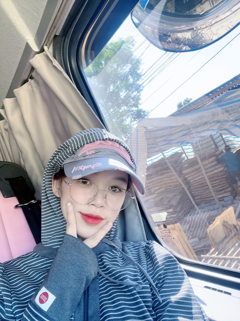 Nữ tài xế xinh đẹp Thái Nguyên gây sốt: Lái xe 30 tấn chinh phục đường đèo - 4 Nữ tài xế xinh đẹp Thái Nguyên gây sốt: Lái xe 30 tấn chinh phục đường đèo - 4