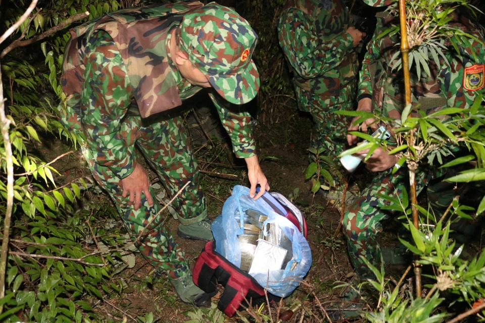 “Cắt” rừng truy bắt nhóm đối tượng mang 30 bánh heroin bỏ trốn - 1 “Cắt” rừng truy bắt nhóm đối tượng mang 30 bánh heroin bỏ trốn - 1