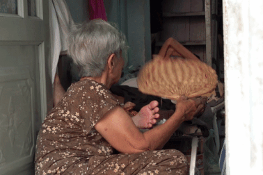 Chật vật với nắng nóng trong những căn nhà siêu nhỏ ở TPHCM