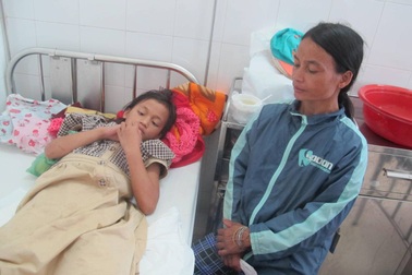 Bị bỏng nước cơm đang sôi, cô bé dân tộc Ca Dong đón Tết buồn trong bệnh viện