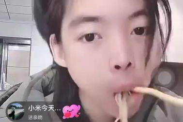 Nhan sắc thực sự của "hot girl" bị lật tẩy vì lỗi ứng dụng