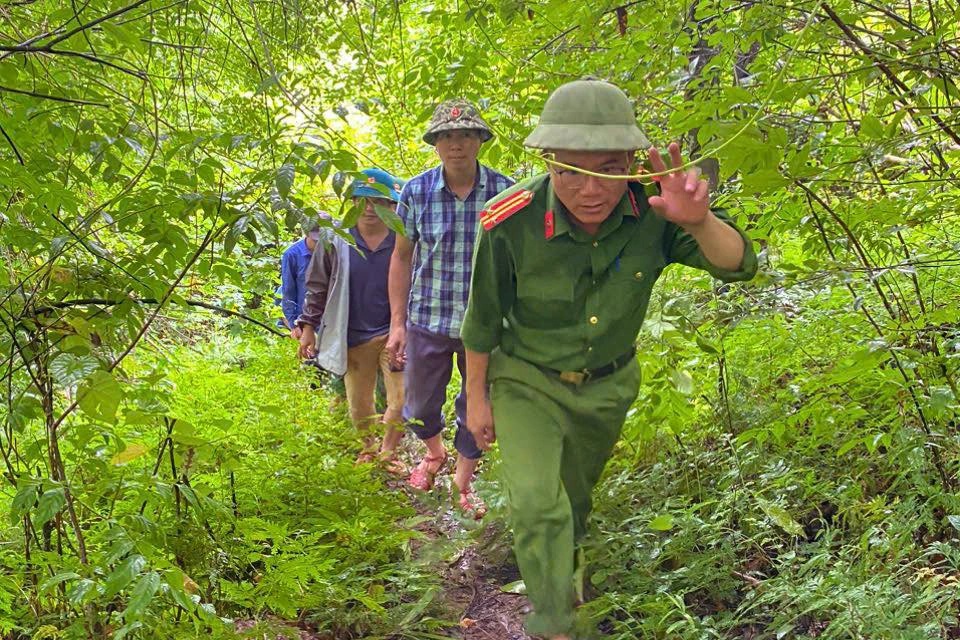 Nước mắt Trung tá công an giữa 2 lần điểm danh trong tâm lũ - 4 Nước mắt Trung tá công an giữa 2 lần điểm danh trong tâm lũ - 4