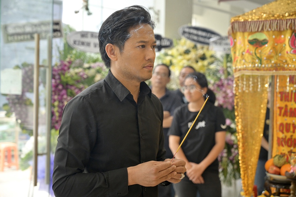 Linh cữu diễn viên Chánh Tín sẽ di chuyển ngang nhà cũ trước khi hoả táng - 14 Linh cữu diễn viên Chánh Tín sẽ di chuyển ngang nhà cũ trước khi hoả táng - 14