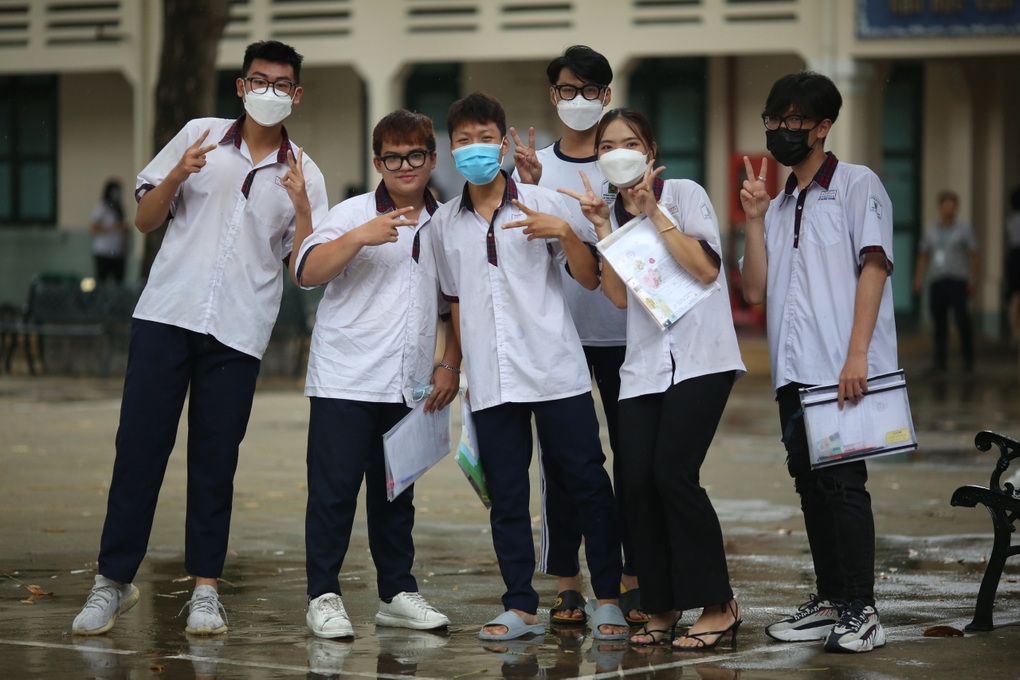 Sáng nay, gần 1 triệu thí sinh bước vào môn thi đầu tiên Ngữ Văn - 19 Sáng nay, gần 1 triệu thí sinh bước vào môn thi đầu tiên Ngữ Văn - 19