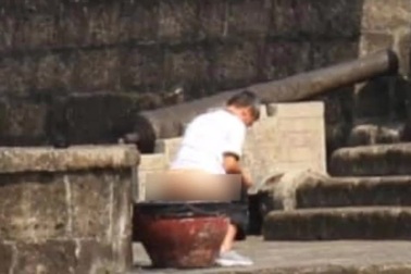 Truy tìm du khách phóng uế ở thành cổ