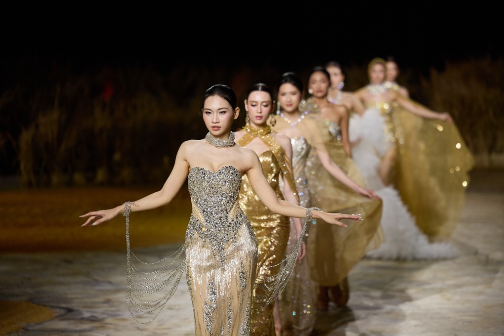 Hoa hậu Yến Nhi làm vedette, xuất hiện ấn tượng trên sàn diễn thời trang - 2 Hoa hậu Yến Nhi làm vedette, xuất hiện ấn tượng trên sàn diễn thời trang - 2