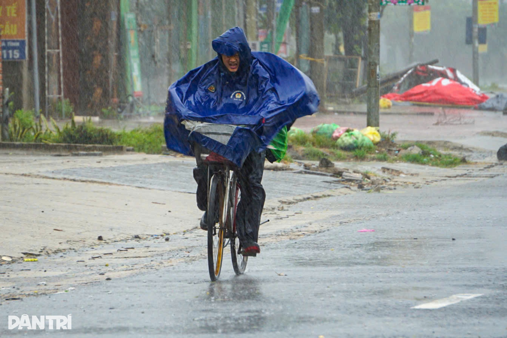 Nghệ An, Hà Tĩnh oằn mình chống bão Kajiki: Cây đổ, nhà tốc mái tứ tung - 10 Nghệ An, Hà Tĩnh oằn mình chống bão Kajiki: Cây đổ, nhà tốc mái tứ tung - 10