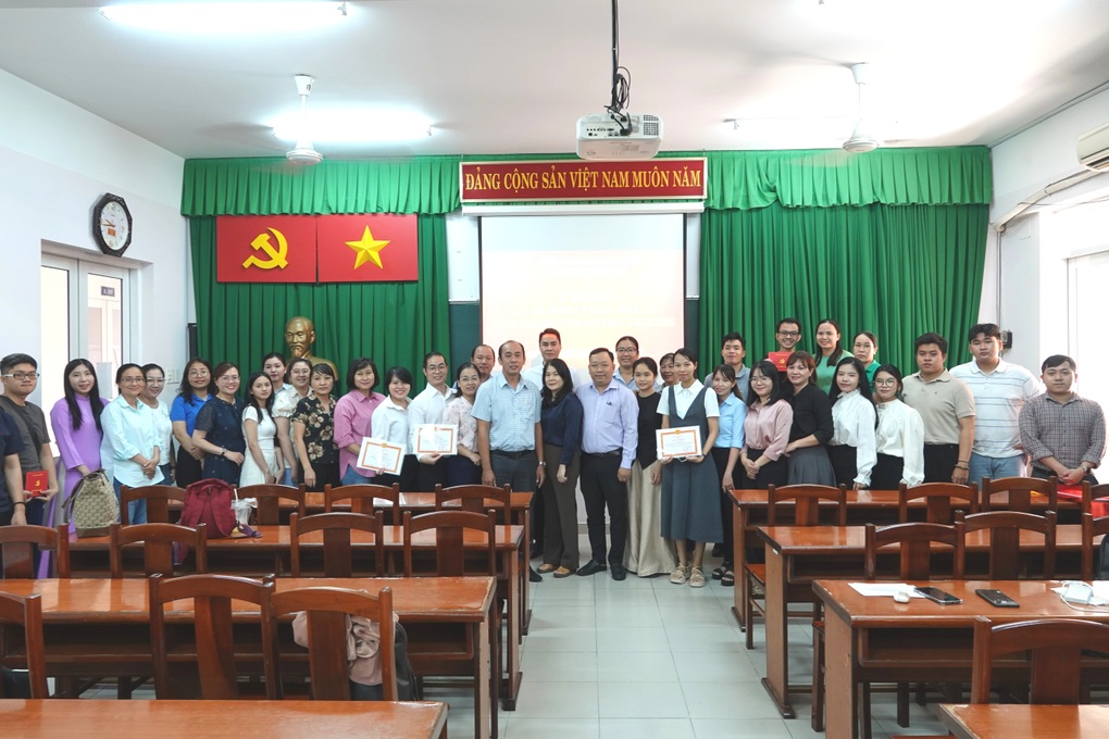 Bế giảng lớp bồi dưỡng lý luận chính trị dành cho Đảng viên mới 2025 - 1