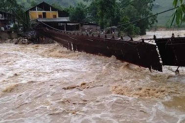 Lũ ống cực lớn "vặn" nghiêng cầu treo qua suối Sa Pa