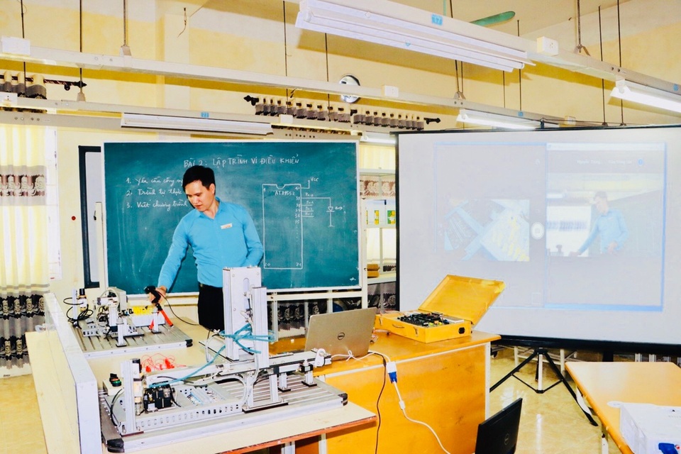 Giờ học online của trường nghề: Camera đặt nhiều góc - 3 Giờ học online của trường nghề: Camera đặt nhiều góc - 3