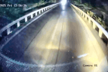 Hai thanh niên uống hết 3 chai rượu rồi lái xe máy lao thẳng vào ô tô khách