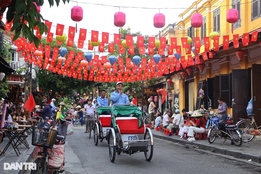 Du khách nườm nượp đến phố cổ Hội An, khắp nơi rực rỡ cờ đỏ sao vàng - 3 Du khách nườm nượp đến phố cổ Hội An, khắp nơi rực rỡ cờ đỏ sao vàng - 3