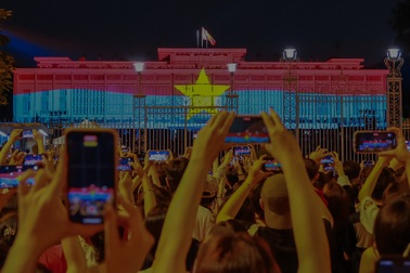 Hàng nghìn người dân TPHCM đến Dinh Độc Lập xem "Bản trường ca hòa bình"