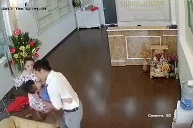 Clip: Hồi hộp cảnh ông bố hà hơi thổi ngạt cứu con trai ngưng thở do sốt cao