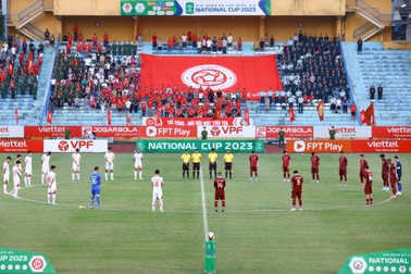 Giới bóng đá Việt Nam dành phút mặc niệm cho thành viên HAGL tử nạn