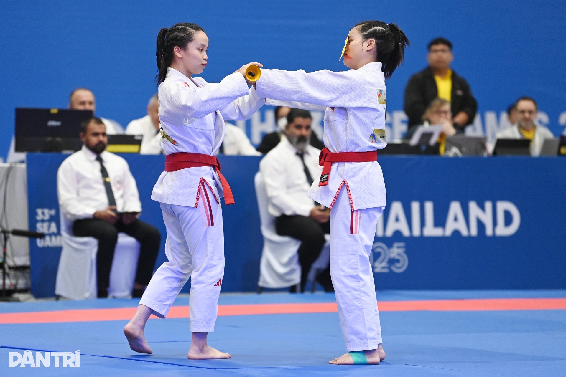 فاز ثنائي فنون الدفاع عن النفس، اللذان كانا يخافان من الأشباح، بأول ميدالية لفيتنام في دورة ألعاب جنوب شرق آسيا 33 - 2