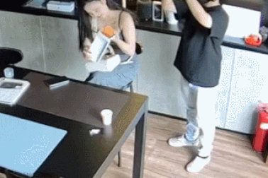 Clip “cô gái làm rơi iPhone 17 Pro ngay khi mở hộp” nổi bật tuần qua