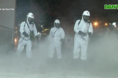 Theo đoàn xe Binh chủng Hóa học khử trùng Bệnh viện Bạch Mai