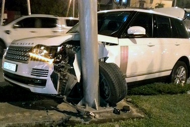 Xe Range Rover "rụng" bánh sau tai nạn lúc nửa đêm