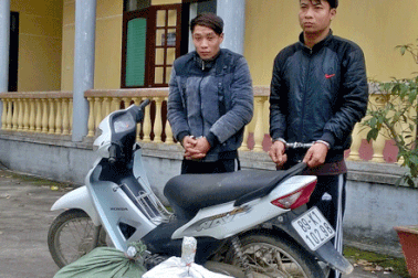 Khởi tố 2 đối tượng buôn lậu pháo qua biên giới