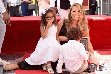 Mariah Carey bị con “quấy nhiễu” trong buổi lễ nhận sao