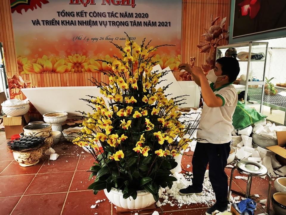 Người cắm hoa lan thuê kiếm bộn tiền cuối năm - 3