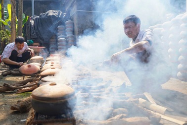 Dân làng Vũ Đại cay xè mắt kho hàng nghìn niêu cá phục vụ khách mua dịp Tết