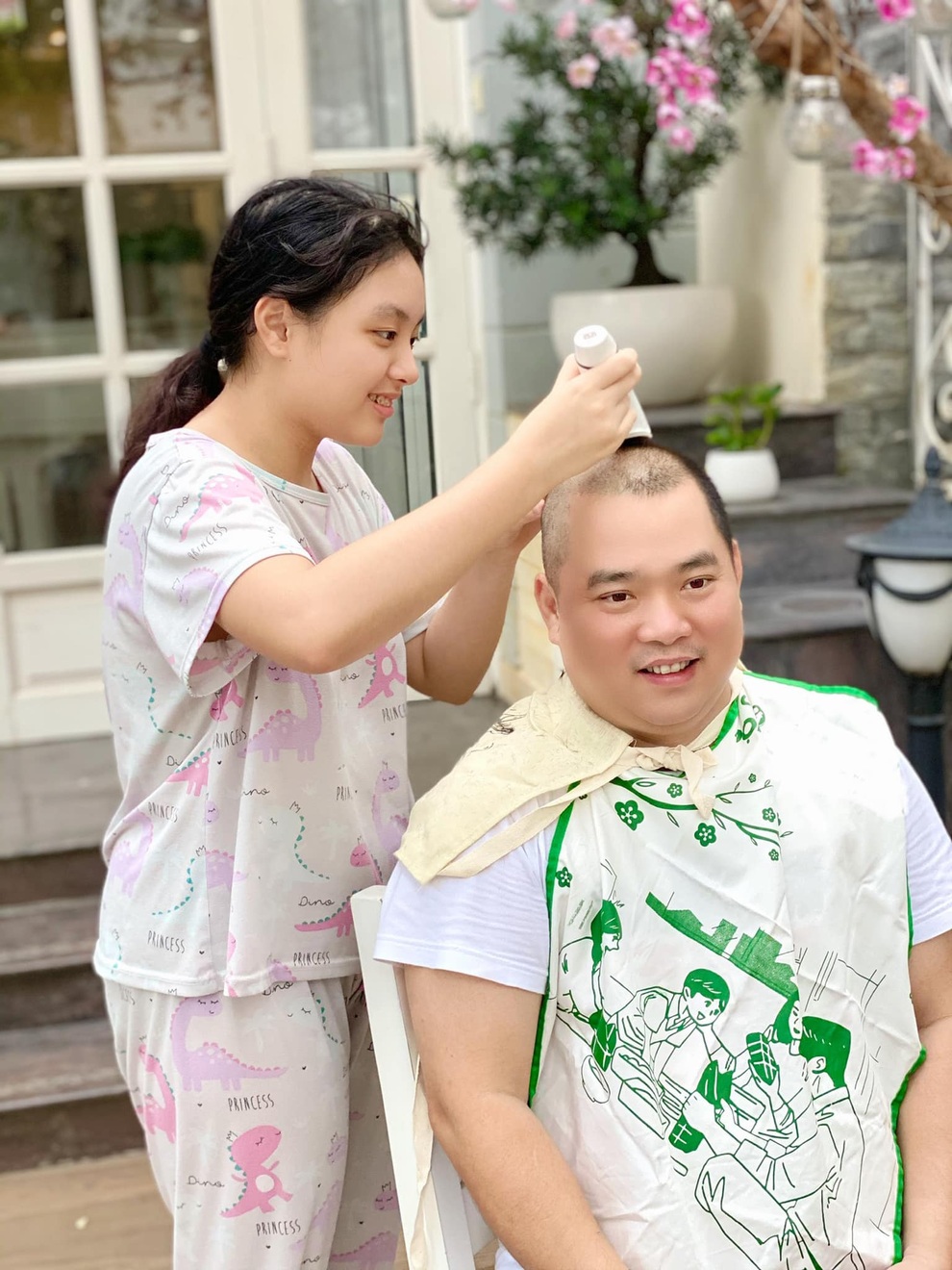 Ảnh ấn tượng những tiệm tóc 0 đồng chẳng lo đóng cửa của sao Việt - 1 Ảnh ấn tượng những tiệm tóc 0 đồng chẳng lo đóng cửa của sao Việt - 1