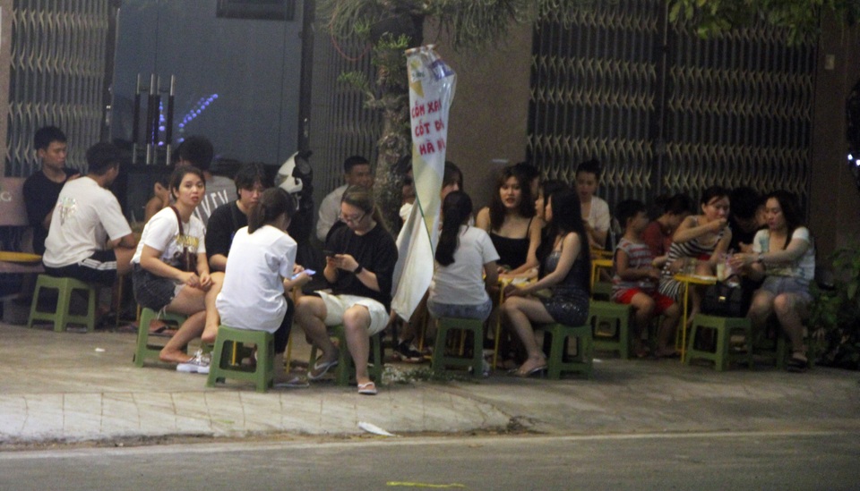 Phú Yên: Vừa được “nới lỏng”, giới trẻ đã ùn ùn kéo đến quán xá - 5 Phú Yên: Vừa được “nới lỏng”, giới trẻ đã ùn ùn kéo đến quán xá - 5
