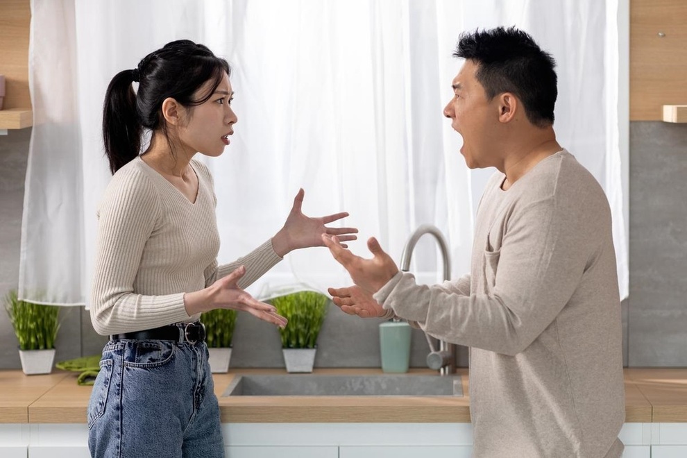 Sau khi tôi sinh con thứ 3, chồng vẫn thản nhiên làm điều này mỗi ngày - 1 Sau khi tôi sinh con thứ 3, chồng vẫn thản nhiên làm điều này mỗi ngày - 1
