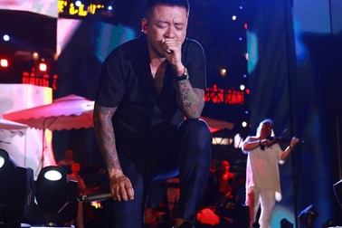 Tuấn Hưng quỳ sụp bật khóc và khuyên khán giả không đánh nhau