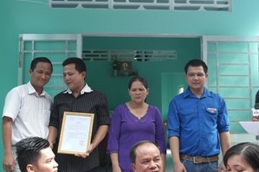 Trao nhà cho thanh niên dũng cảm bơi ra sông cứu 2 người gặp nạn