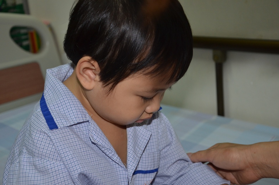 Thương bé gái gia cảnh quá nghèo khóc ngặt nghẽo, xin hãy cứu em! - 3 Thương bé gái gia cảnh quá nghèo khóc ngặt nghẽo, xin hãy cứu em! - 3