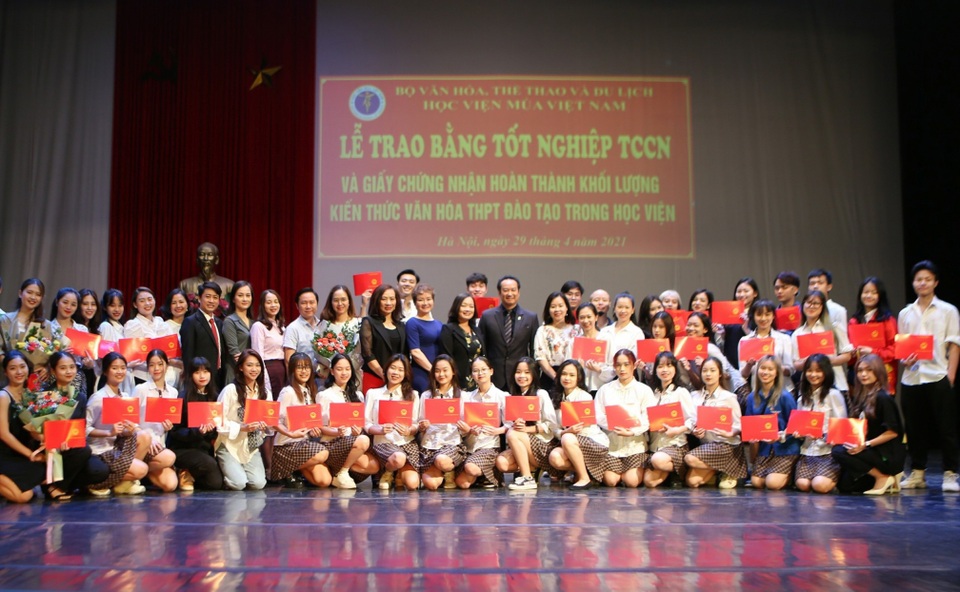 Học sinh 3 không ở trường Múa vỡ òa niềm vui được cấp bằng tốt nghiệp - 1 Học sinh 3 không ở trường Múa vỡ òa niềm vui được cấp bằng tốt nghiệp - 1