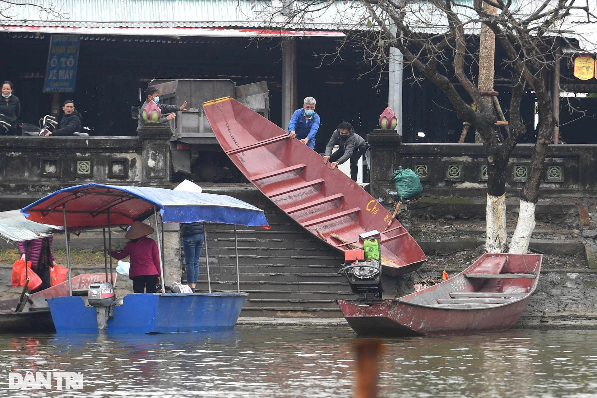 Hàng nghìn du khách trẩy hội chùa Hương trong ngày mở cửa thí điểm - 6 Hàng nghìn du khách trẩy hội chùa Hương trong ngày mở cửa thí điểm - 6