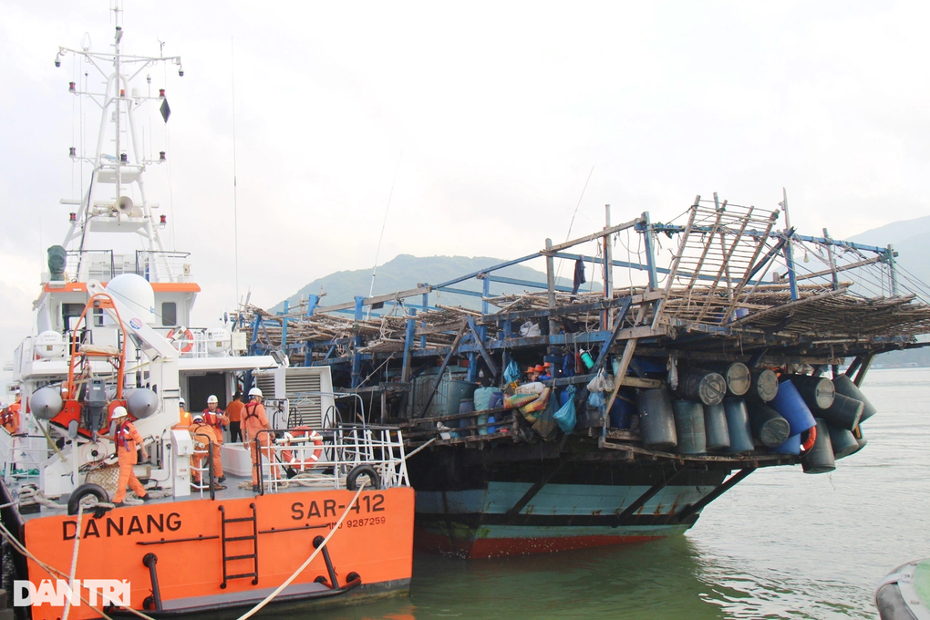 39 ngư dân Quảng Ngãi gặp nạn trên biển đã vào đất liền an toàn - 2 39 ngư dân Quảng Ngãi gặp nạn trên biển đã vào đất liền an toàn - 2