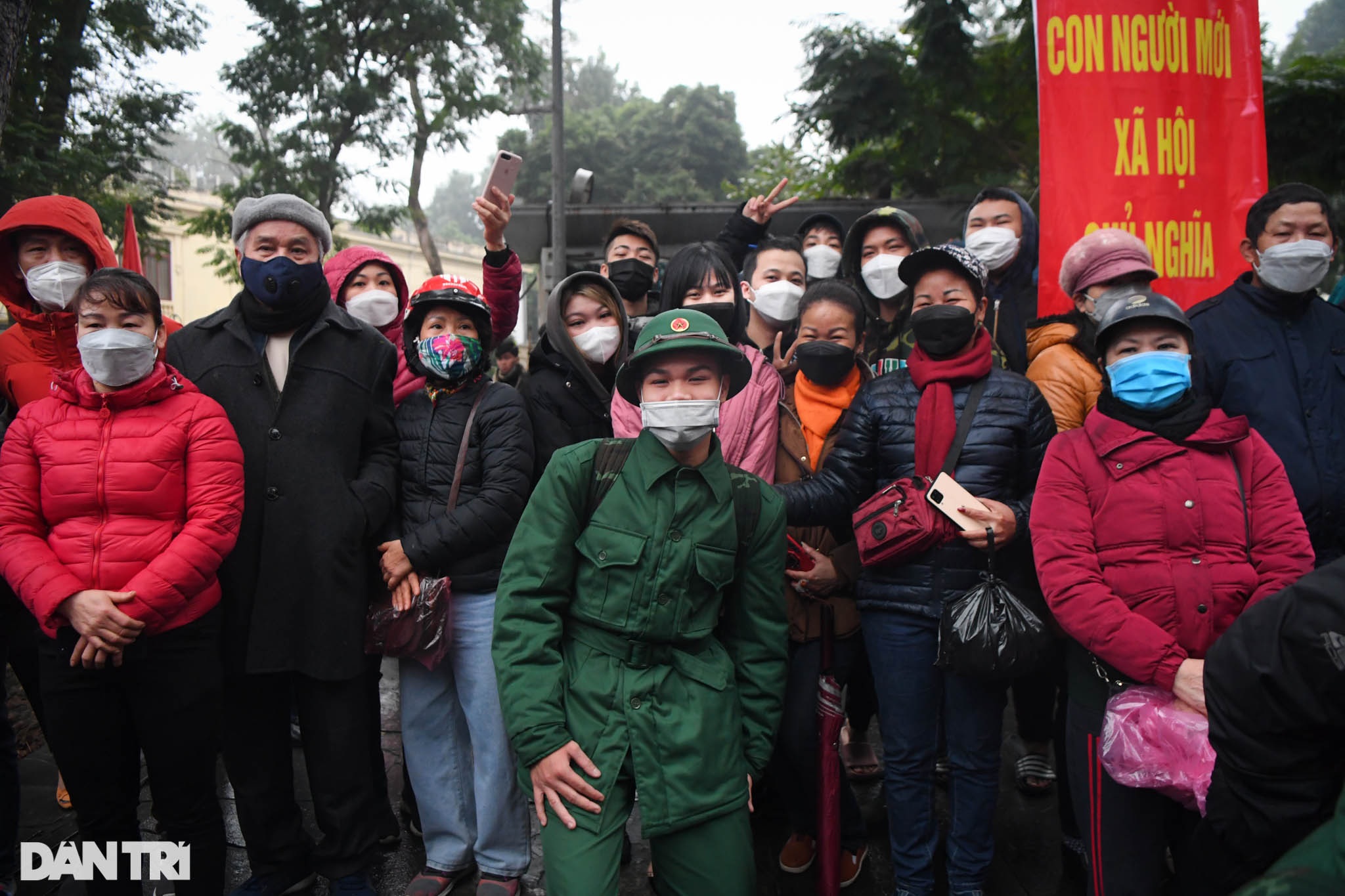 Xúc động hình ảnh người thân tiễn thanh niên Thủ đô lên đường nhập ngũ - 7 Xúc động hình ảnh người thân tiễn thanh niên Thủ đô lên đường nhập ngũ - 7