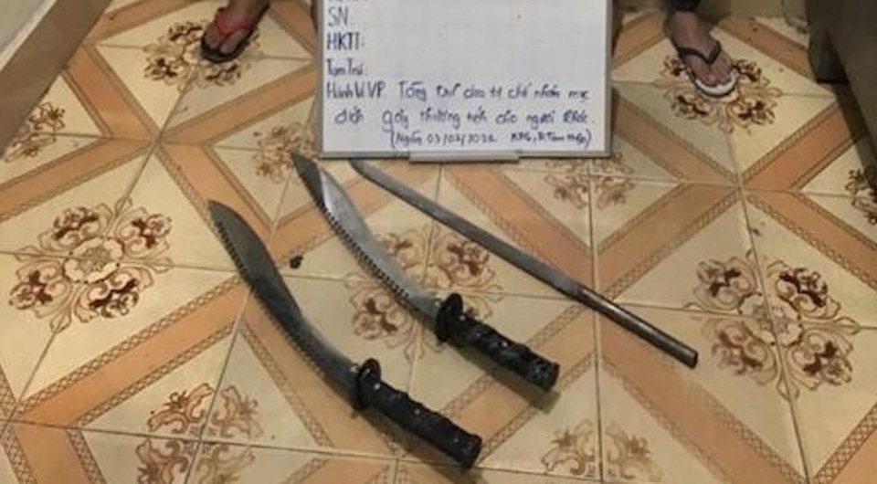 Mâu thuẫn trong lúc uống nước, nhóm thanh niên vác mã tấu đi chém người - 2 Mâu thuẫn trong lúc uống nước, nhóm thanh niên vác mã tấu đi chém người - 2