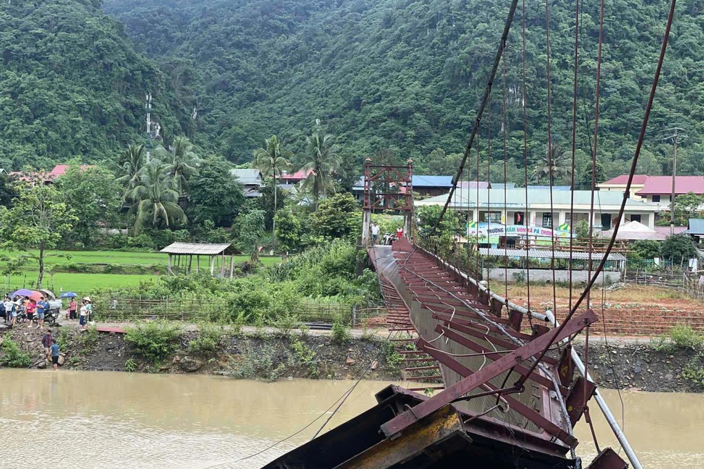 Ô tô chở cán bộ đi chống bão rơi xuống sông, 3 người thoát nạn - 1 Ô tô chở cán bộ đi chống bão rơi xuống sông, 3 người thoát nạn - 1