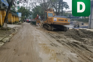 Sát Tết, người dân Huế ngán ngẩm nhìn những con đường "nát bét"