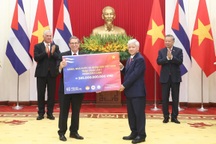 Việt Nam trao tặng nhân dân Cuba 385 tỷ đồng