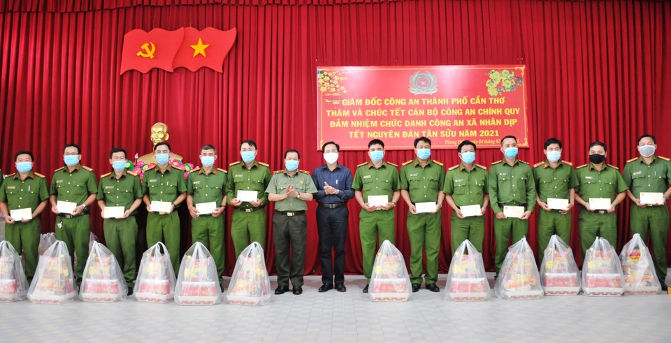 Giám đốc Công an tặng 242 phần quà Tết tới công an chính quy công tác ở xã - 4 Giám đốc Công an tặng 242 phần quà Tết tới công an chính quy công tác ở xã - 4