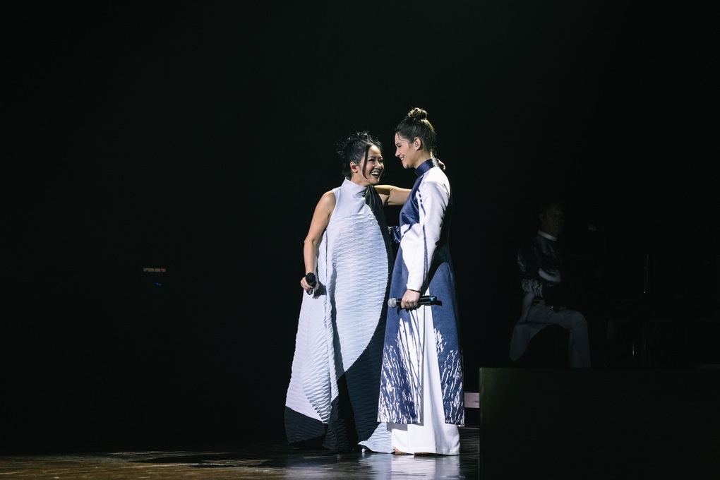 6. Diva Hồng Nhung và Ca sĩ đến từ Pháp - Clara Simonovier đã mang âm hưởng của thể loại Blue Jazz kèm theo tinh thần Pháp vào hai tác phẩm_ _Bống bồng ơi_ và _Như cánh vạc bay_ đầy cảm xúc.jpg 6. jpg