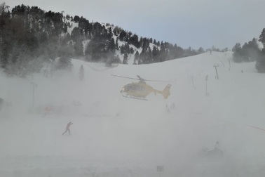 Lên núi cầu hôn, bàng hoàng khi vị hôn thê rơi xuống vách đá