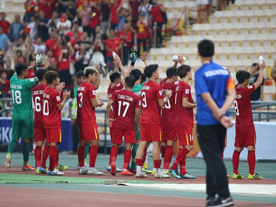 Cầu thủ U23 Việt Nam ôm động viên thủ môn Bùi Tiến Dũng - 8 Cầu thủ U23 Việt Nam ôm động viên thủ môn Bùi Tiến Dũng - 8