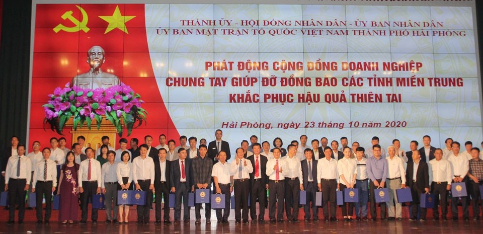 Hỗ trợ 120 tỉ đồng giúp đồng bào miền Trung khắc phục hậu quả thiên tai - 1 Hỗ trợ 120 tỉ đồng giúp đồng bào miền Trung khắc phục hậu quả thiên tai - 1